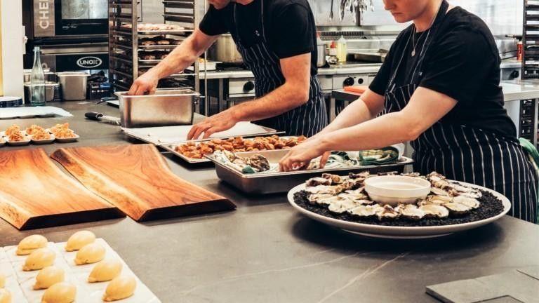 Ændringer i omdømmet blandt virksomheder i rejse- og restaurantbranchen: Sodexo er kommet ud af gruppen med dårligt omdømme, mens Hesburgers omdømme er styrtdykket