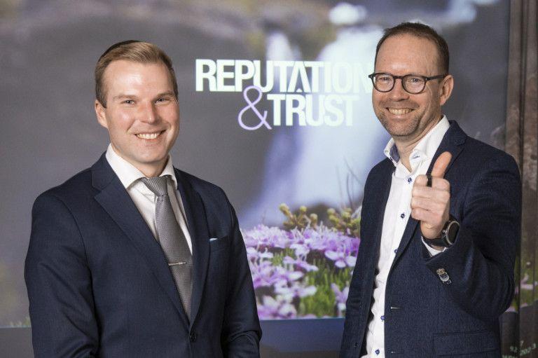 Overkroppsbilder av smilende Lauri og Harri i dress. Harri gir tommelen opp.